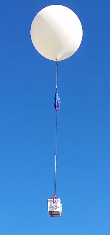 Aerospace Club launch, January 2017. Balloon with insulated payload including ham radio transmitter and Raspberry Pi GPS, in flight.
